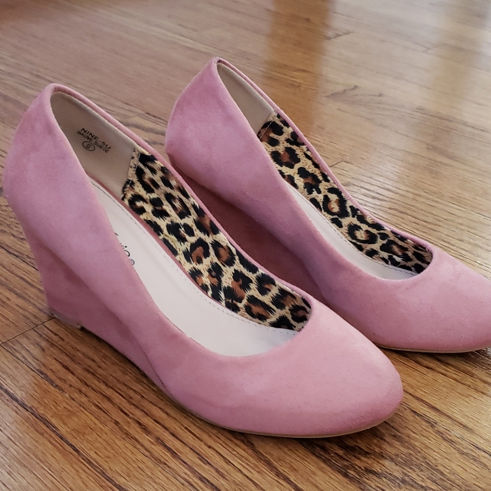 Bella Marie pink suede wedge pumps